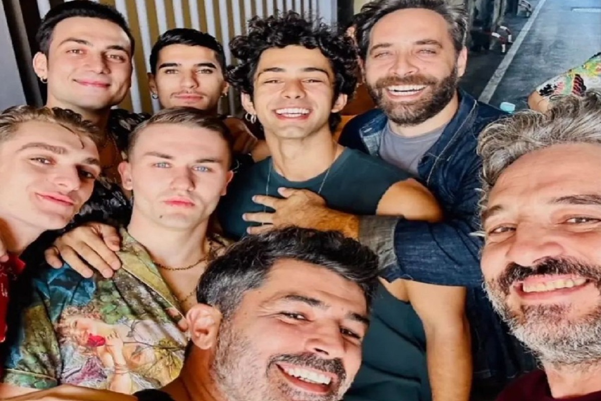 Le “nuove parole dell’amore” contro il femminicidio: cast di “Mare Fuori” a Sanremo 2024