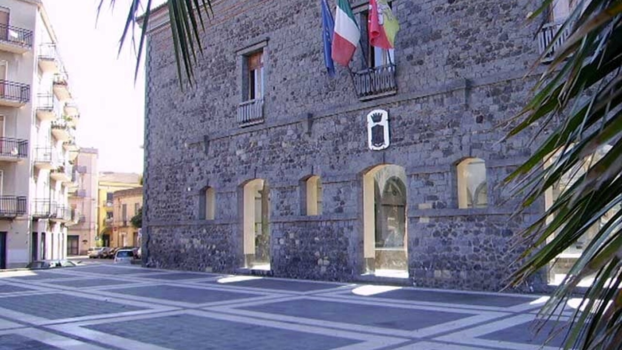 I “voti comprati”, sospetti e accuse: Comune di Randazzo sciolto per mafia, ecco perché