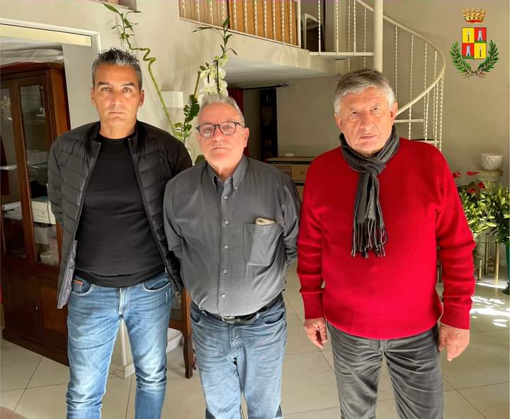 Galleria foto 'Ispica, in fiamme 2 mezzi di un’impresa di onoranze funebri: avviate indagini' - foto 2