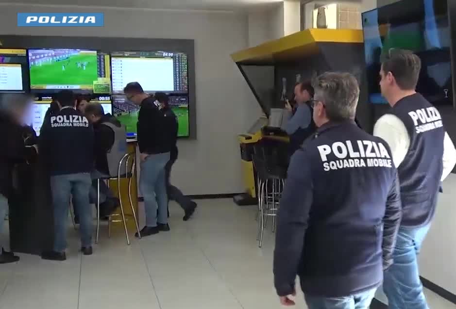 VIDEO | Caltanissetta, servizi ad alto impatto: eseguiti controlli a sale giochi e scommesse VIDEO | Caltanissetta, servizi ad alto impatto: eseguiti controlli a sale giochi e scommesse