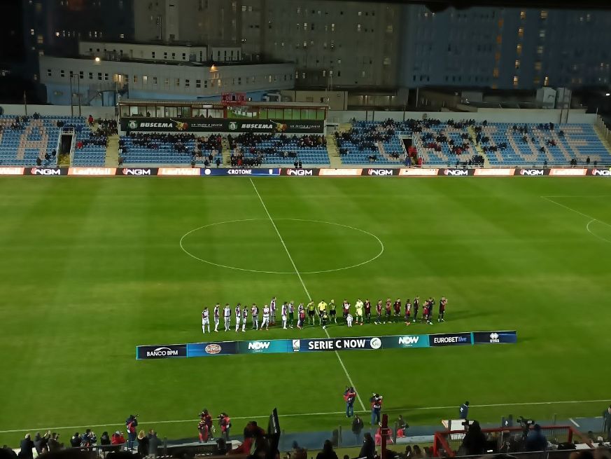 Crollo Catania allo “Scida”, il Crotone vince 3-0. Le pagelle