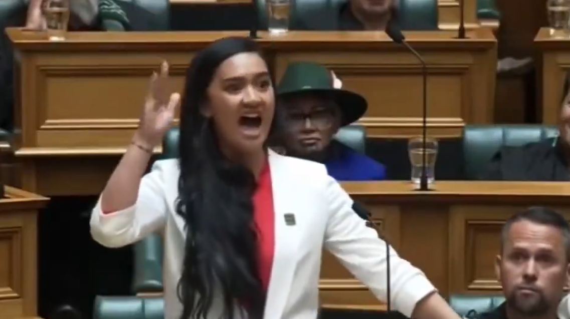 VIDEO | Intona la Haka in Parlamento, il discorso della giovane deputata della Nuova Zelanda