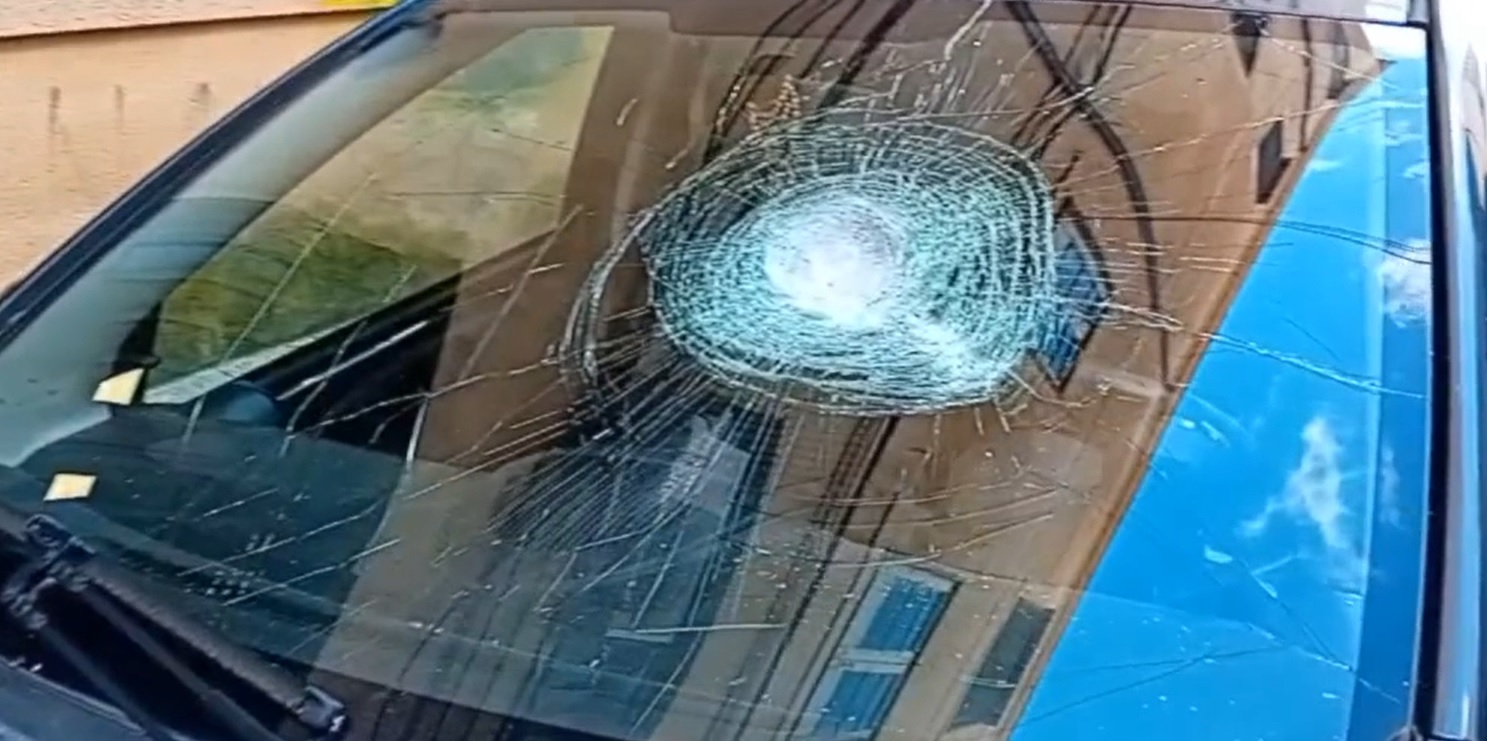 VIDEO | Follia in centro a Palermo, ambulante distrugge auto in sosta con la spranga