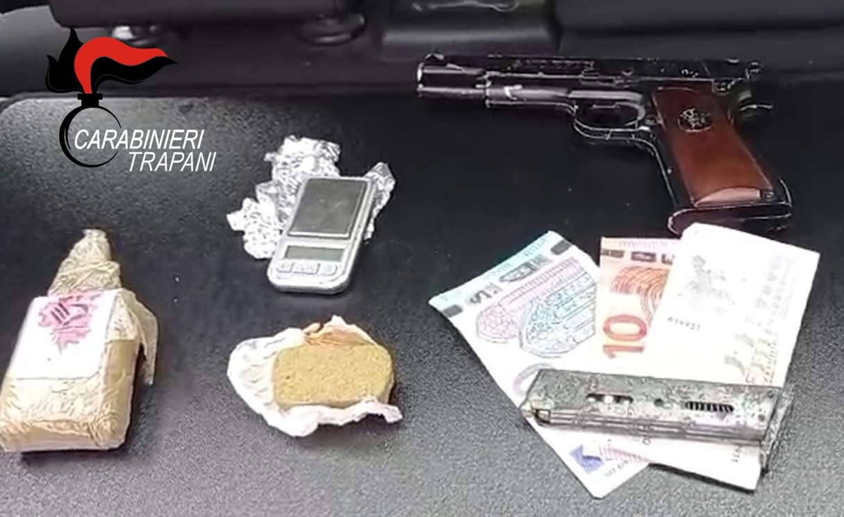Pistola e hashish a portata di mano in comunità: arrestato 20enne nel Trapanese