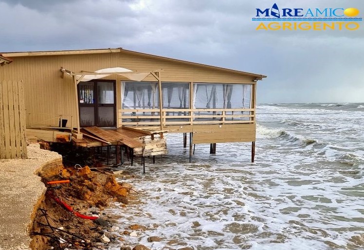 VIDEO | Erosione costa, la denuncia di Mareamico: “Continua il disastro sulla spiaggia Eraclea Minoa”