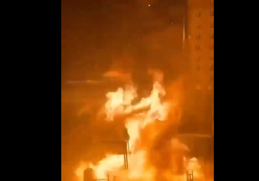 VIDEO | Spaventosa esplosione dopo scontro autocisterna-auto, diversi morti