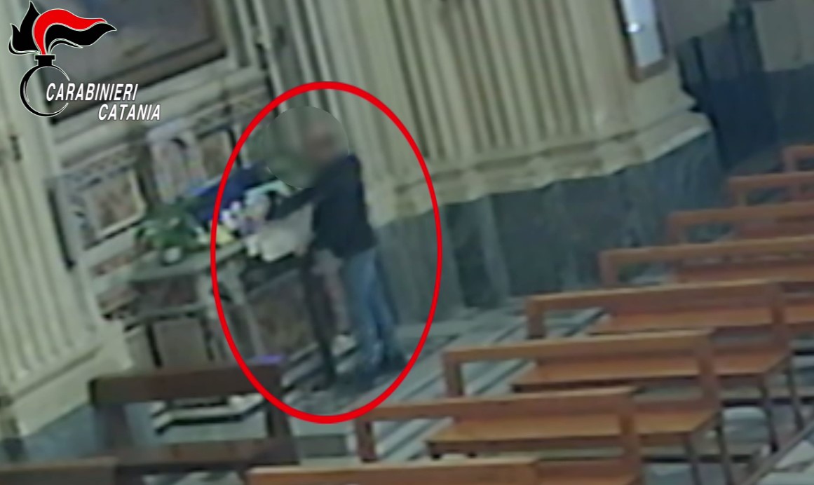 Galleria foto 'VIDEO E FOTO | Catania, 48enne palermitano ruba candelabro delle offerte in chiesa' - foto 2