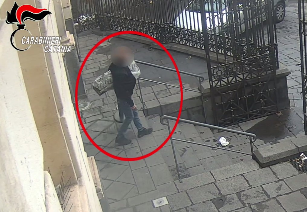 VIDEO E FOTO | Catania, 48enne palermitano ruba candelabro delle offerte in chiesa