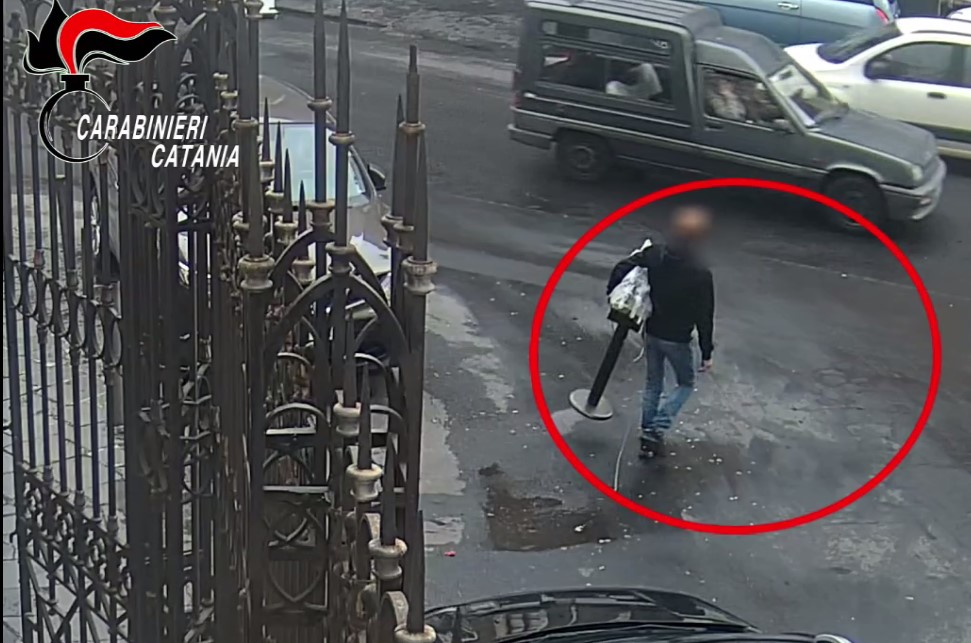 VIDEO E FOTO | Catania, 48enne palermitano ruba candelabro delle offerte in chiesa