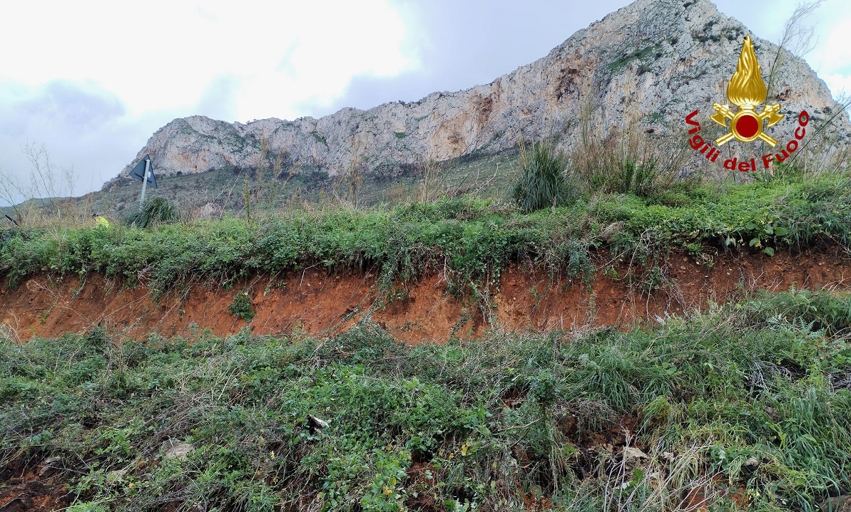 Maltempo e vento, frana costone sulla A29: Anas e vigili del fuoco in azione nel Palermitano