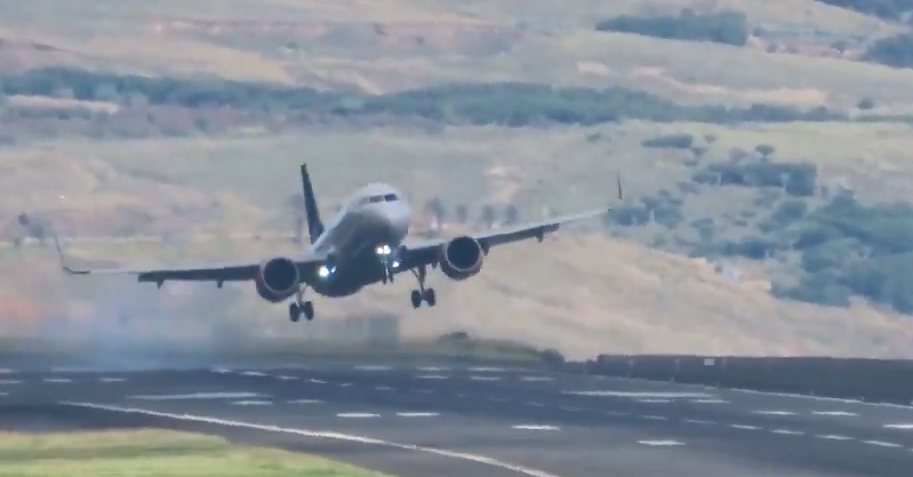 VIDEO | Aereo tenta l’atterraggio ma “rimbalza” sulla pista: le incredibili immagini