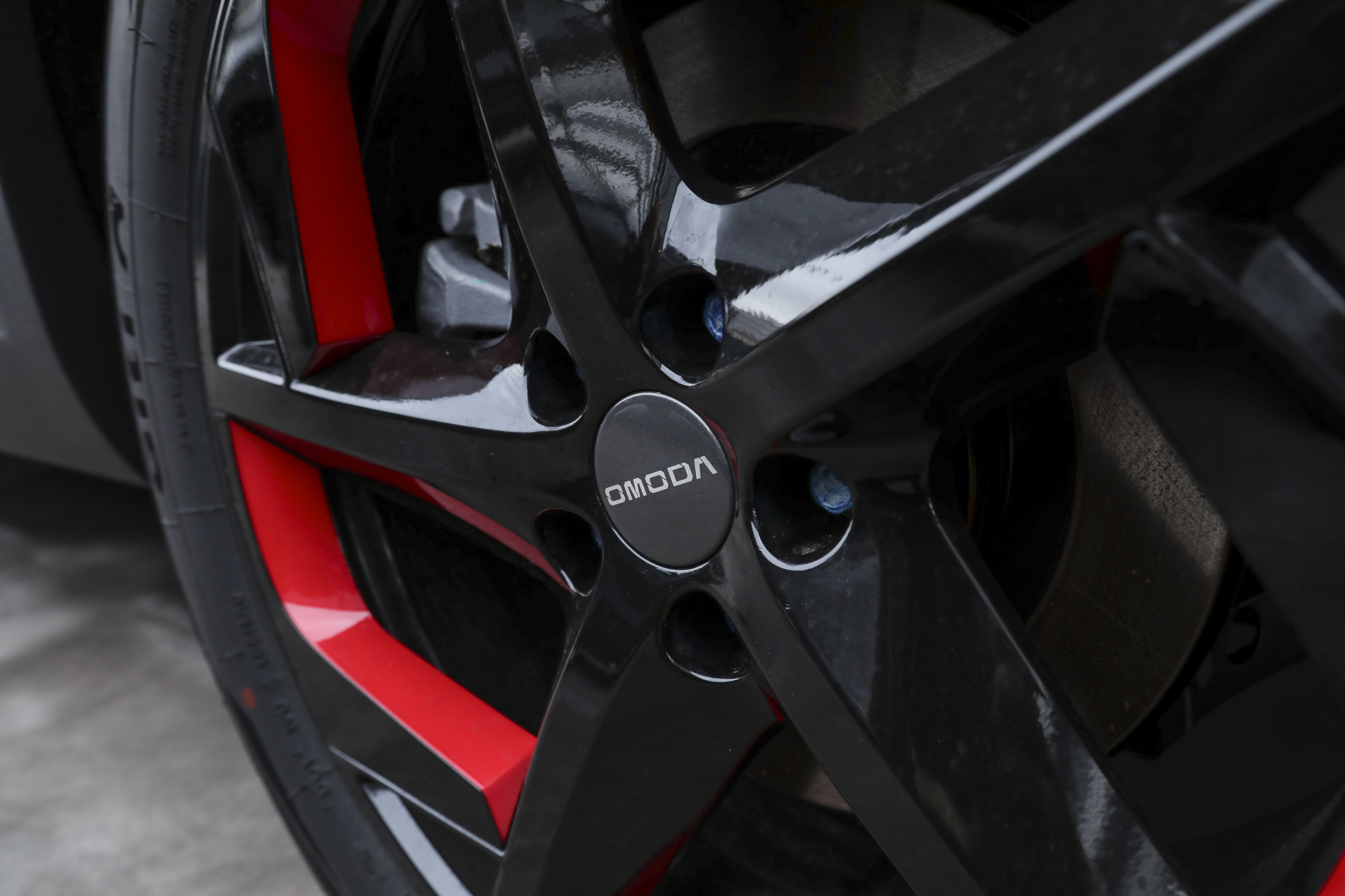 Pauroso incidente a inaugurazione Motor Bike Expo: auto travolge 14 spettatori