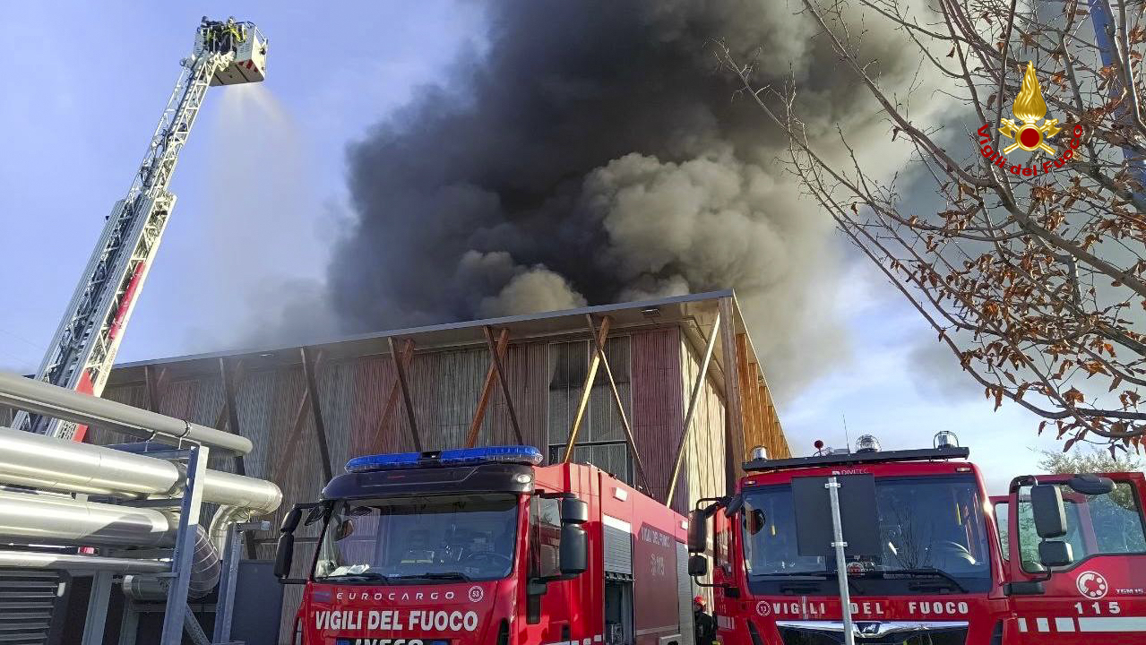 VIDEO | Planet Farms brucia, le sconvolgenti immagini dell’incendio a Cavenago