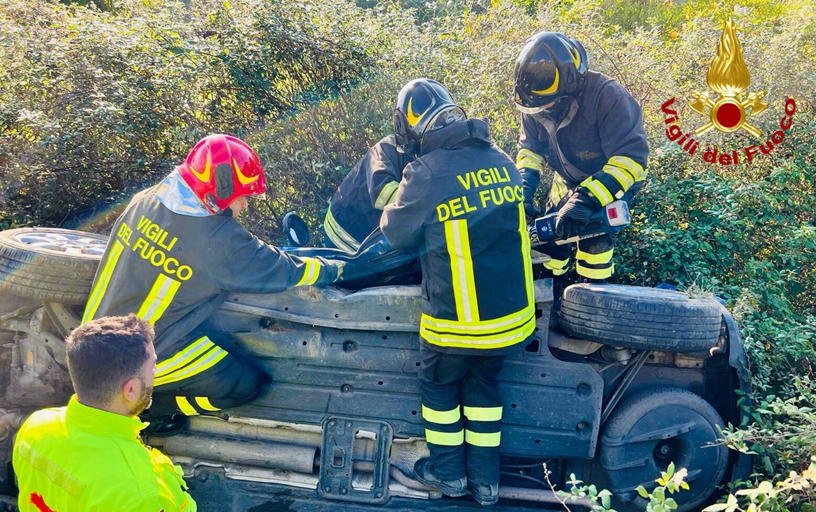 VIDEO | Schianto sulla A20, auto sfonda il guardrail: interviene l’elisoccorso