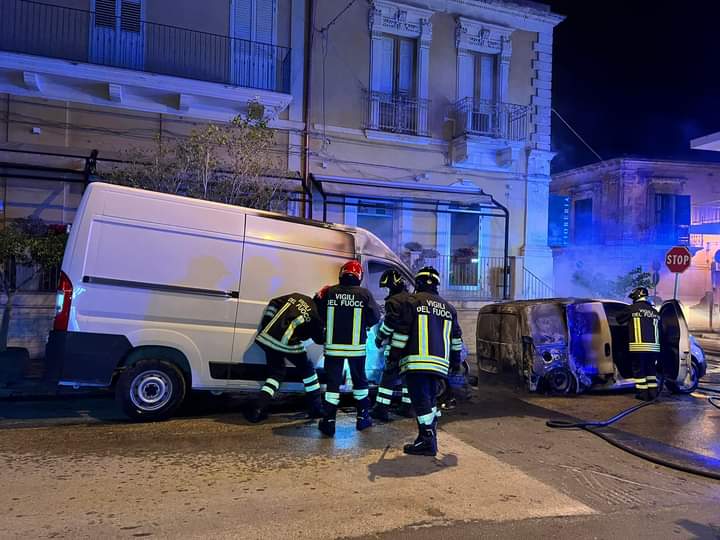 Ispica, in fiamme 2 mezzi di un’impresa di onoranze funebri: avviate indagini Ispica, in fiamme 2 mezzi di un’impresa di onoranze funebri: avviate indagini