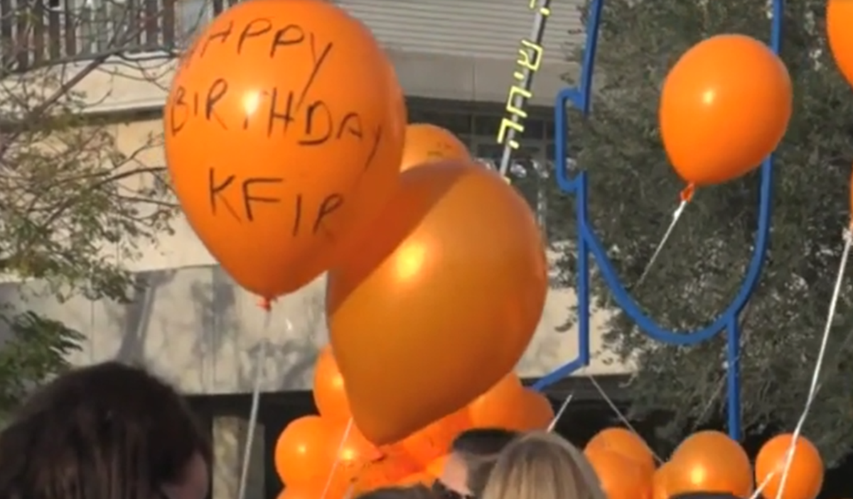 VIDEO | Israele, palloncini per il primo compleanno del bambino ostaggio: Kfir Bibas