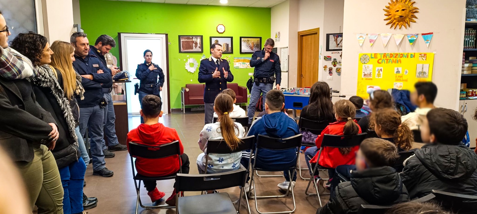 Quartiere Librino, la polizia dà lezioni di legalità: entusiasmo tra i ragazzi