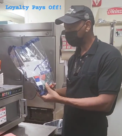 VIDEO | Zaino in premio dopo 27 anni di lavoro senza assenze, l’amarezza di un cuoco e il lieto fine