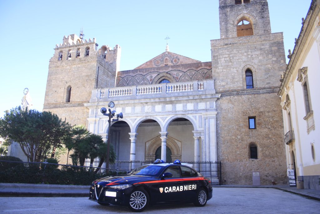 Palermo, tentano di truffare anziano con i diamanti: smascherati da carabiniere in congedo