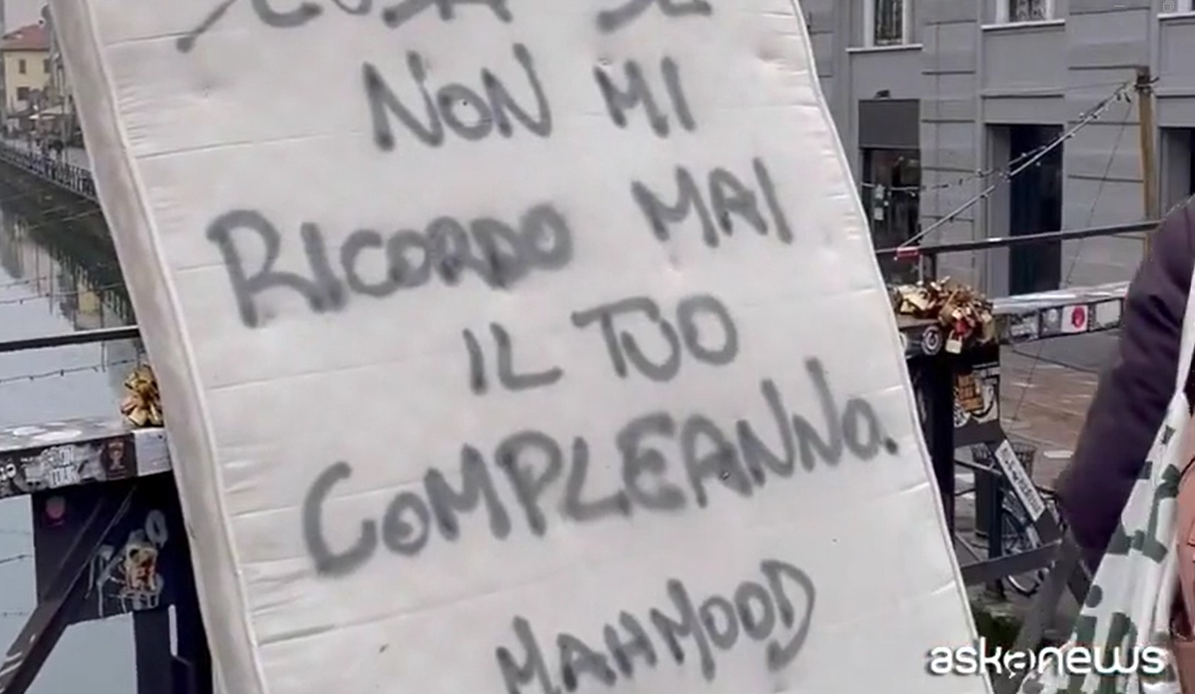 VIDEO | Mahmood, i curiosi messaggi pre-Sanremo in giro per l’Italia