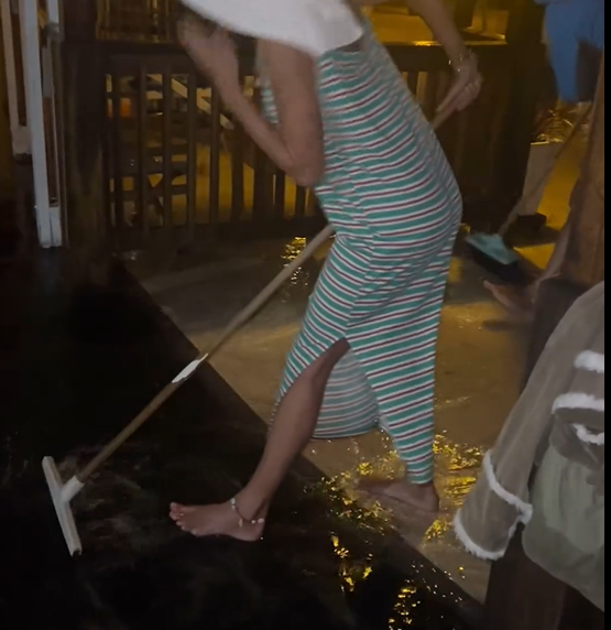 VIDEO | Nubifragio in Argentina, Belen spazza via l’acqua dalla casa allagata