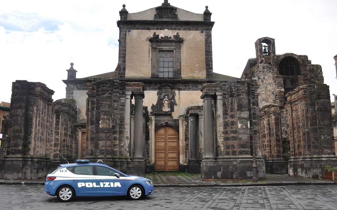 Tenta di lanciarsi nel vuoto, 74enne salvato dalla polizia nel Catanese