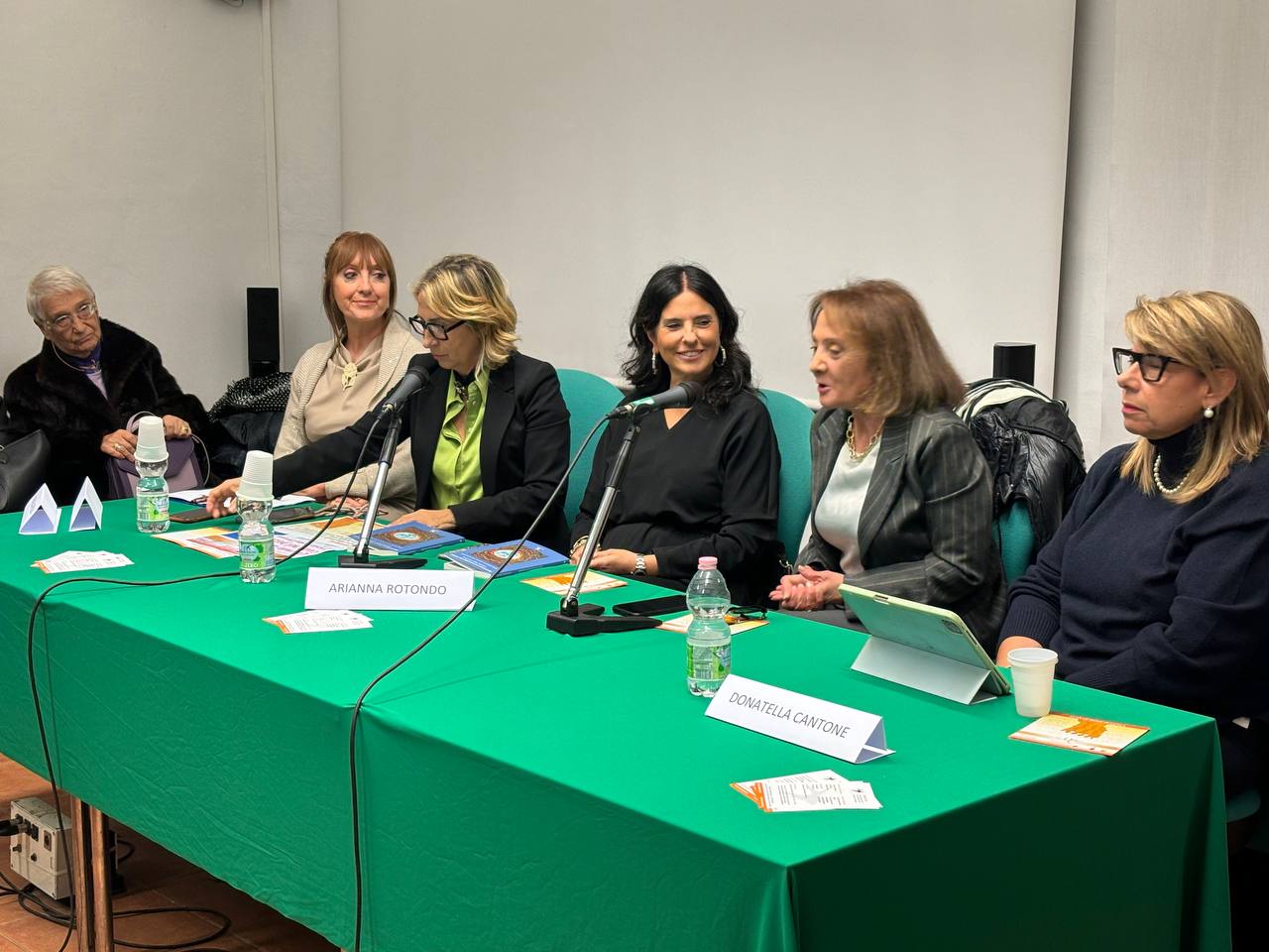 “Quando la luna cade nel pozzo – I nostri primi 20 anni”: la forza delle donne contro la malattia “Quando la luna cade nel pozzo – I nostri primi 20 anni”: la forza delle donne contro la malattia