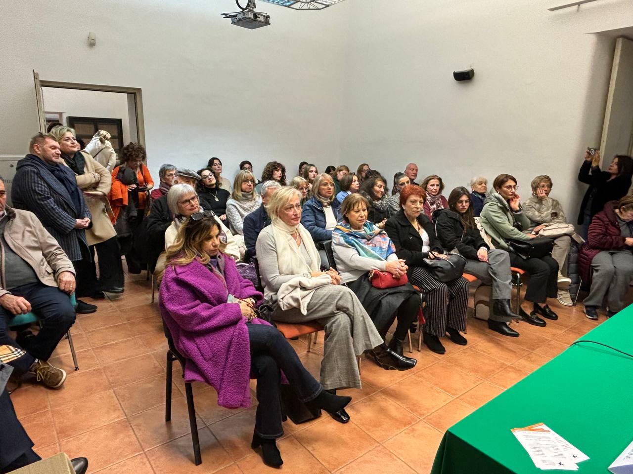 “Quando la luna cade nel pozzo – I nostri primi 20 anni”: la forza delle donne contro la malattia “Quando la luna cade nel pozzo – I nostri primi 20 anni”: la forza delle donne contro la malattia