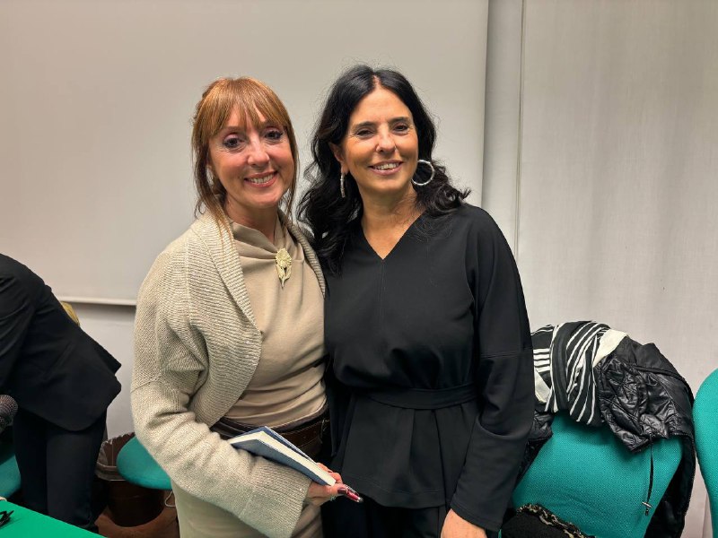 “Quando la luna cade nel pozzo – I nostri primi 20 anni”: la forza delle donne contro la malattia “Quando la luna cade nel pozzo – I nostri primi 20 anni”: la forza delle donne contro la malattia