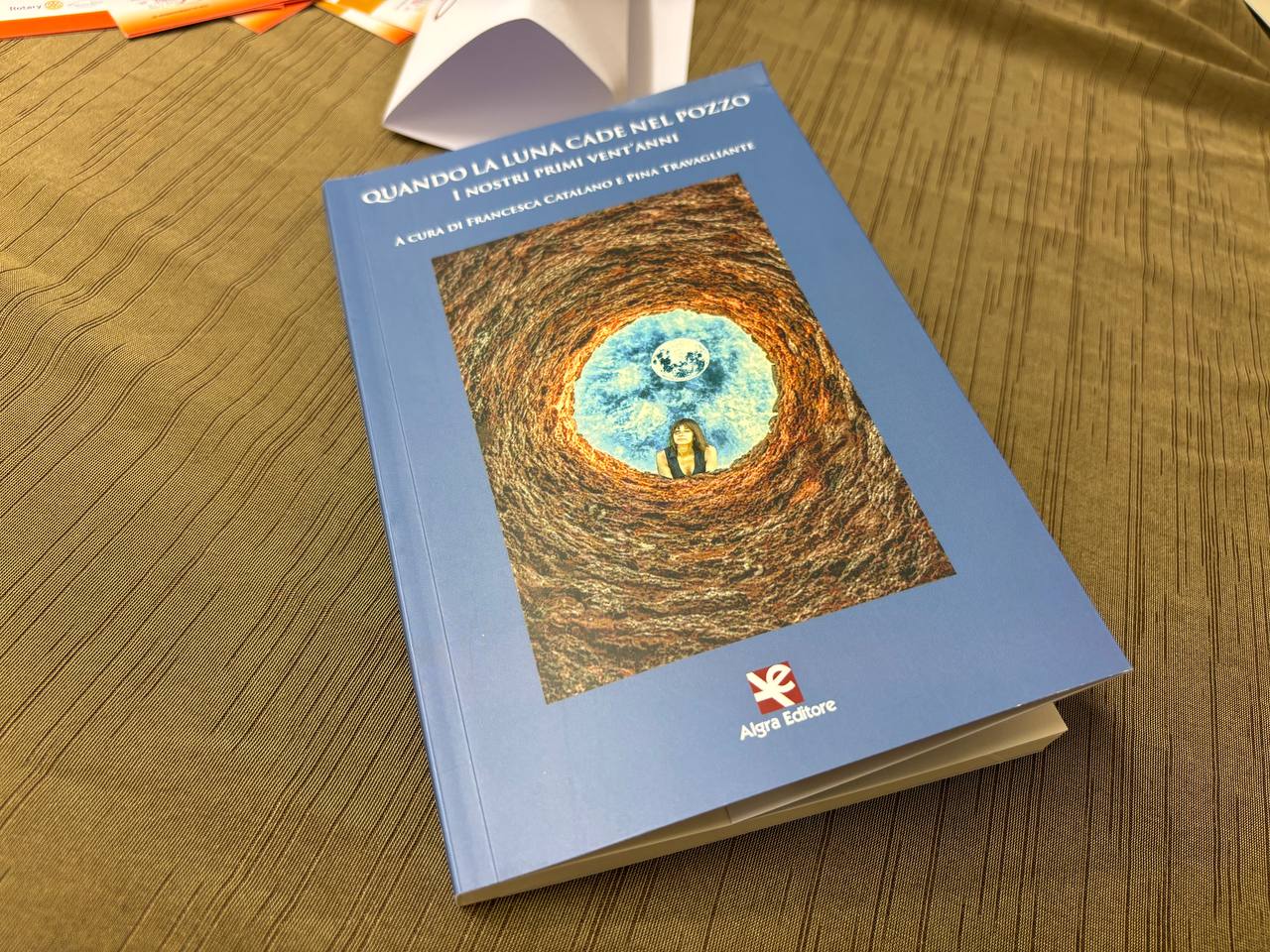 “Quando la luna cade nel pozzo – I nostri primi 20 anni”: la forza delle donne contro la malattia “Quando la luna cade nel pozzo – I nostri primi 20 anni”: la forza delle donne contro la malattia