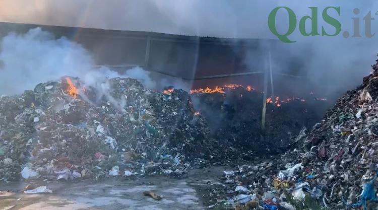 FOTO E VIDEO | Deposito rifiuti in fiamme a Licata: vigili del fuoco a lavoro FOTO E VIDEO | Deposito rifiuti in fiamme a Licata: vigili del fuoco a lavoro