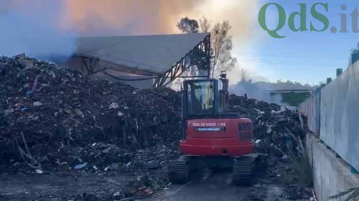 FOTO E VIDEO | Deposito rifiuti in fiamme a Licata: vigili del fuoco a lavoro FOTO E VIDEO | Deposito rifiuti in fiamme a Licata: vigili del fuoco a lavoro