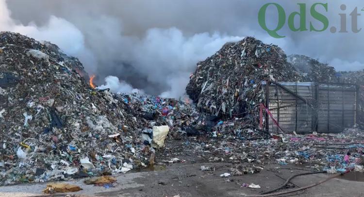 FOTO E VIDEO | Deposito rifiuti in fiamme a Licata: vigili del fuoco a lavoro FOTO E VIDEO | Deposito rifiuti in fiamme a Licata: vigili del fuoco a lavoro