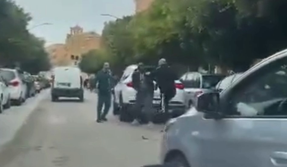 VIDEO | Violenza sconvolgente in centro, uomo picchiato selvaggiamente