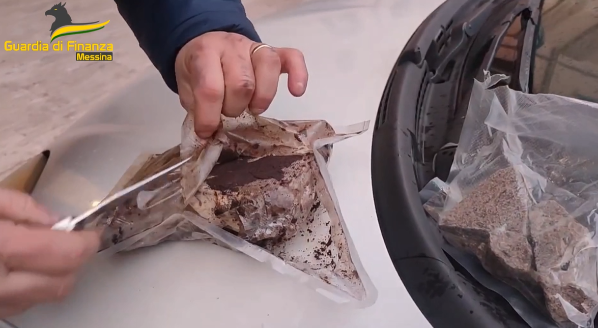 VIDEO | Messina, blitz della Guardia di Finanza: arrestato corriere con un kg di droga