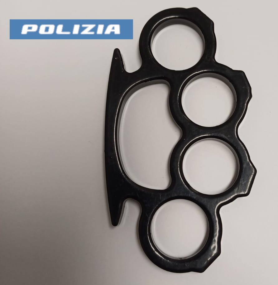 Aeroporto Catania, tenta di salire a bordo con tirapugni: denunciato