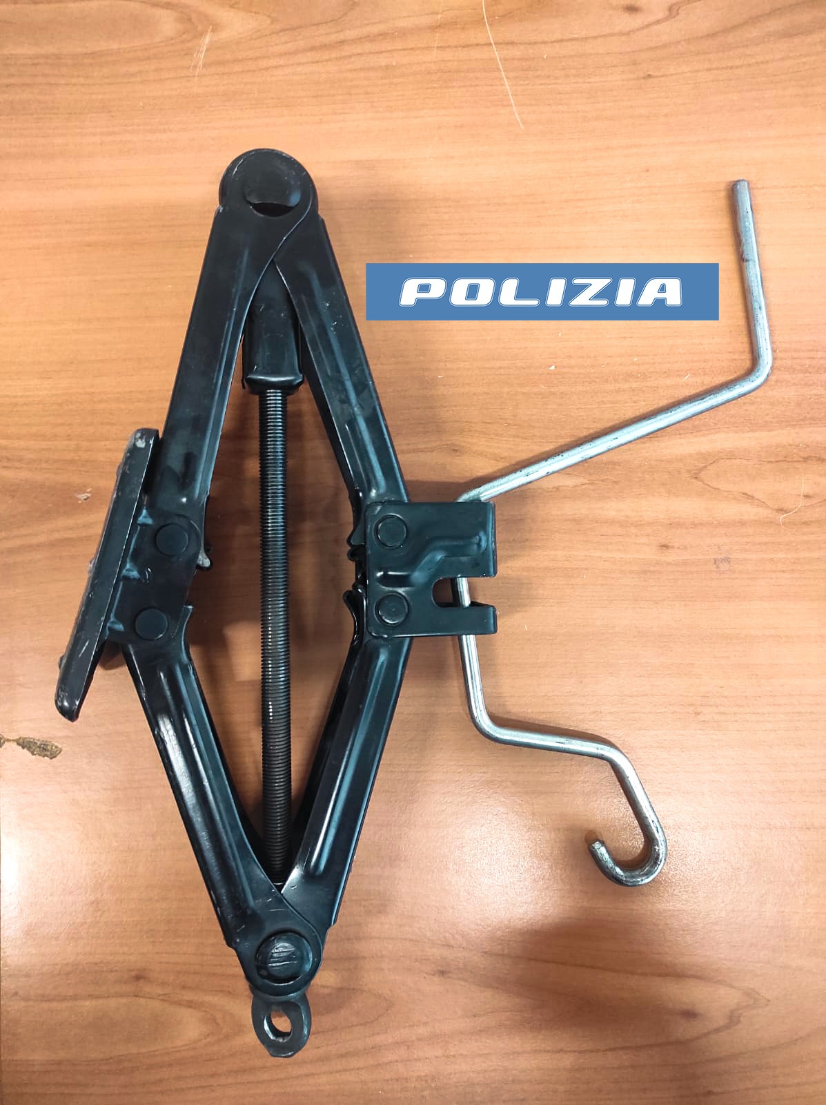 Catania, smontano ruote ad autovetture: 40enne arrestato dopo inseguimento