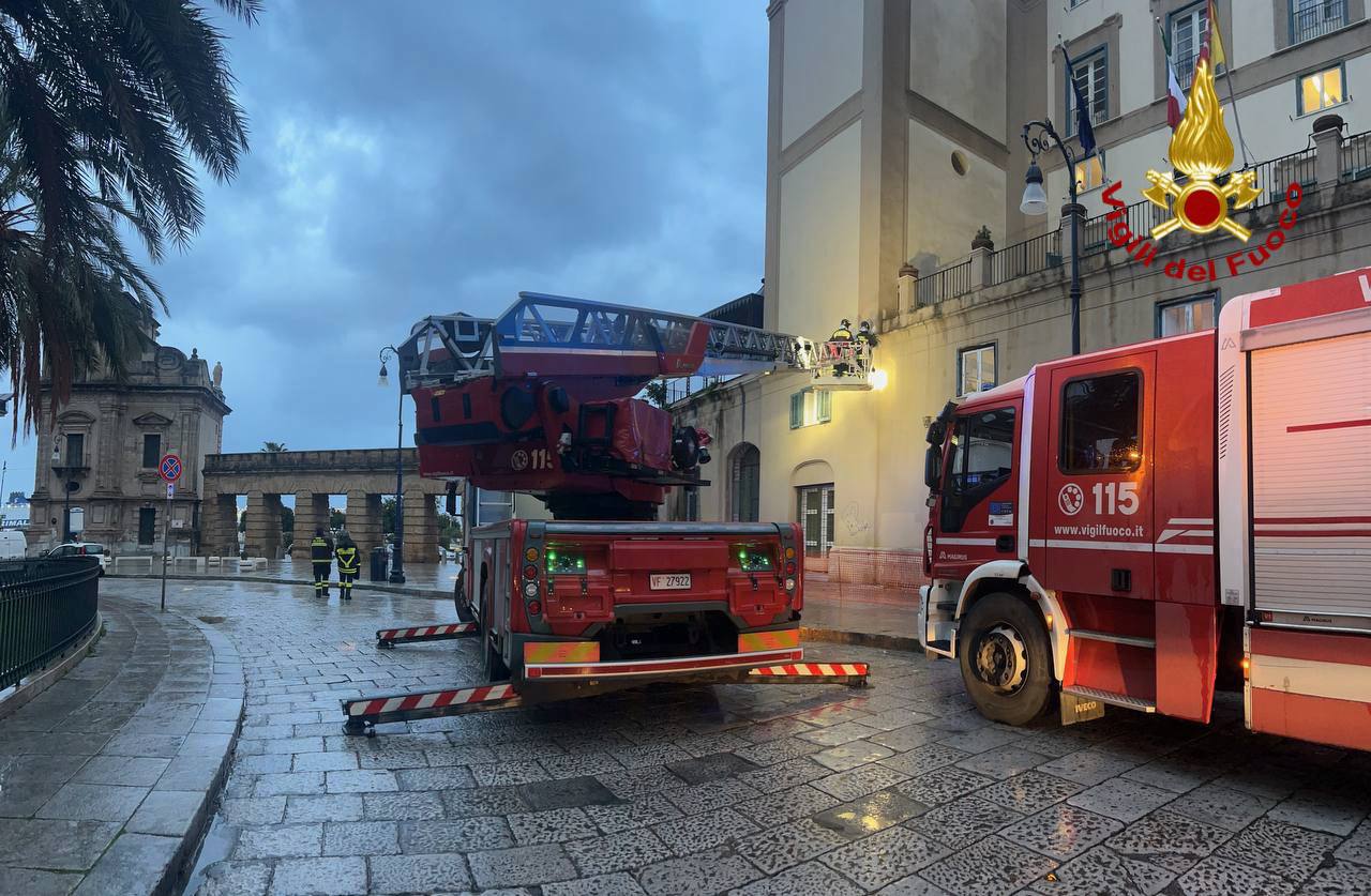 Cadono pezzi d’intonaco a “Palazzo Benso”: paura al Tar di Palermo