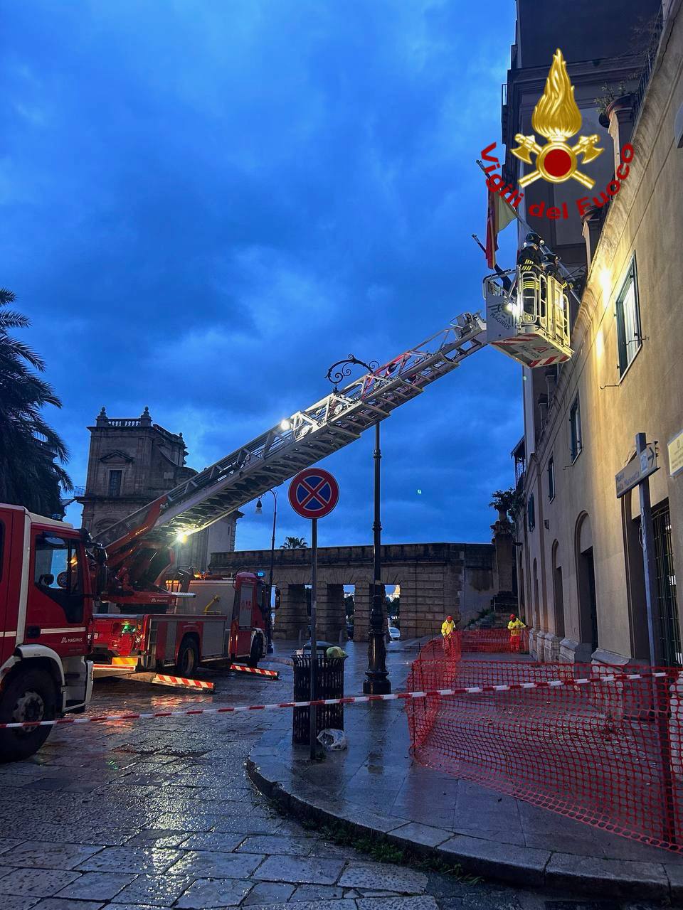 Galleria foto 'Cadono pezzi d’intonaco a “Palazzo Benso”: paura al Tar di Palermo' - foto 1