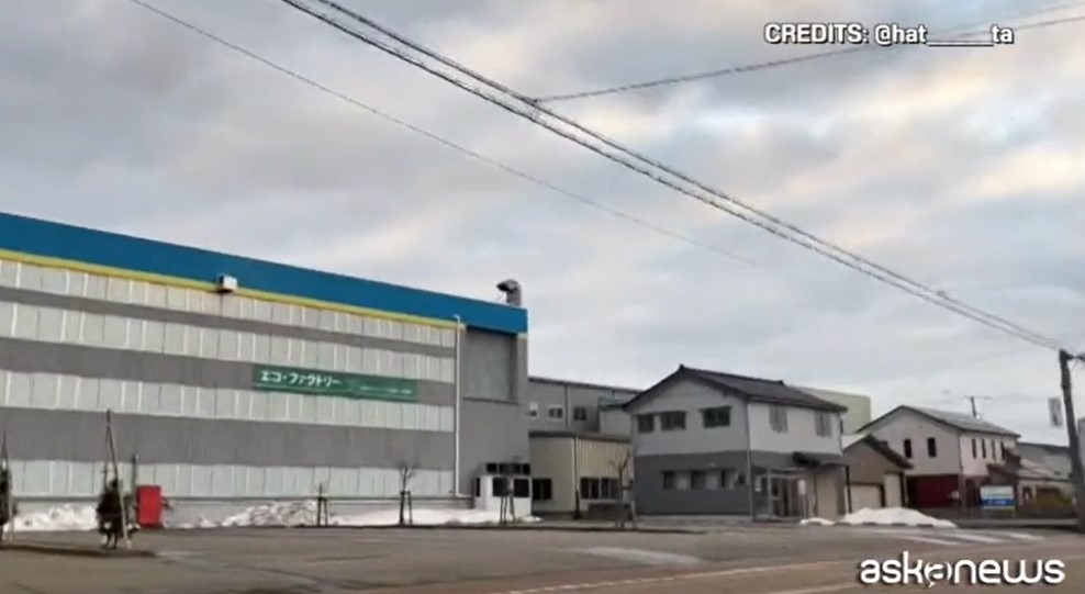 VIDEO | Terremoto killer, la scossa di 7.6 e la gente in fuga in Giappone: le immagini