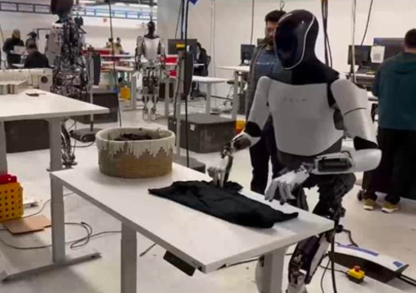 VIDEO | Tecnologia senza limiti: ecco Tesla Optimus, il robot che piega le camicie