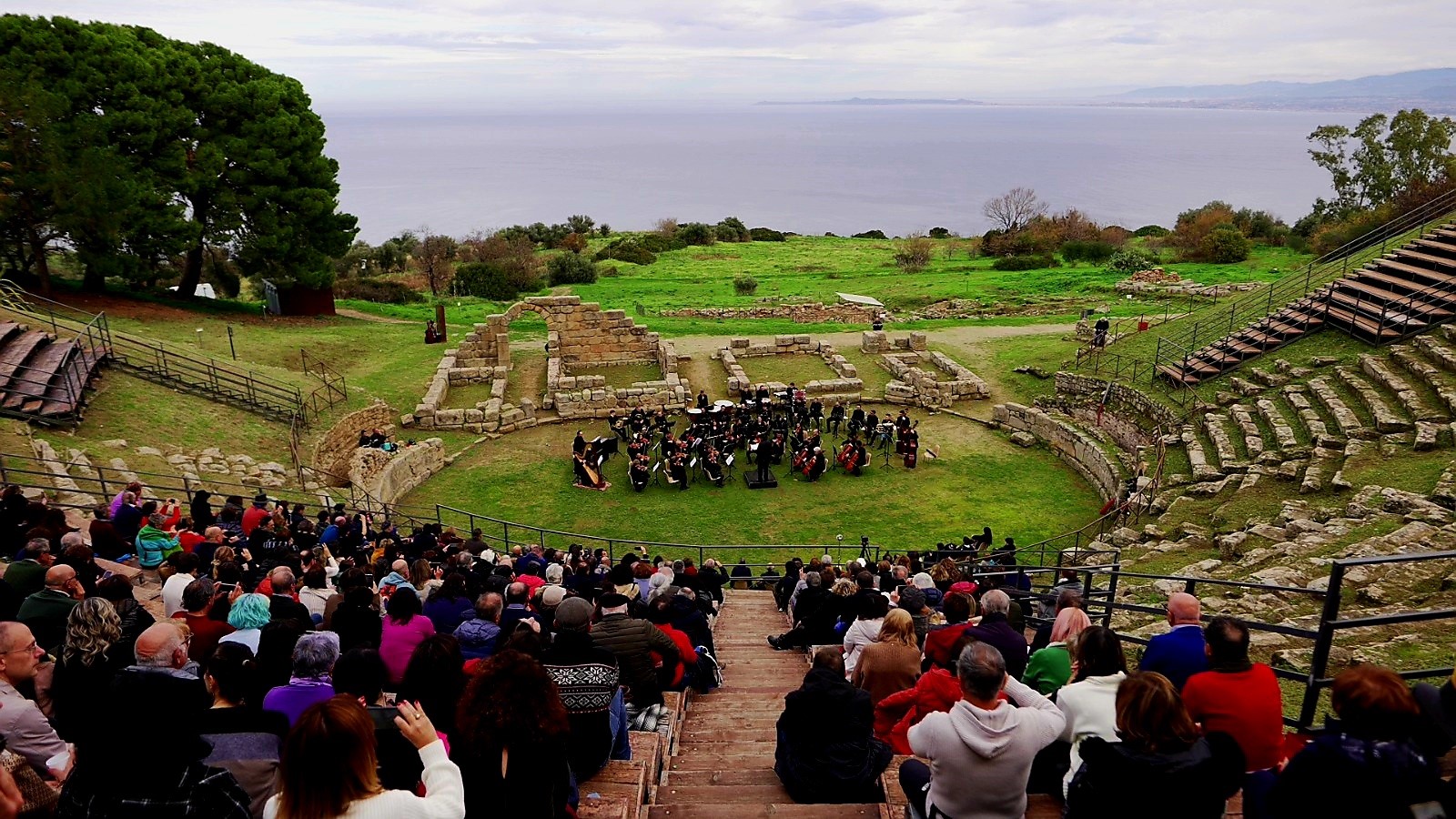 Tindari, Parco Archeologico in estasi per il Gran Concerto di Capodanno Tindari, Parco Archeologico in estasi per il Gran Concerto di Capodanno