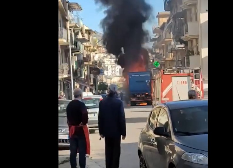 VIDEO | “Inferno di fuoco” nel Palermitano, Tir in fiamme