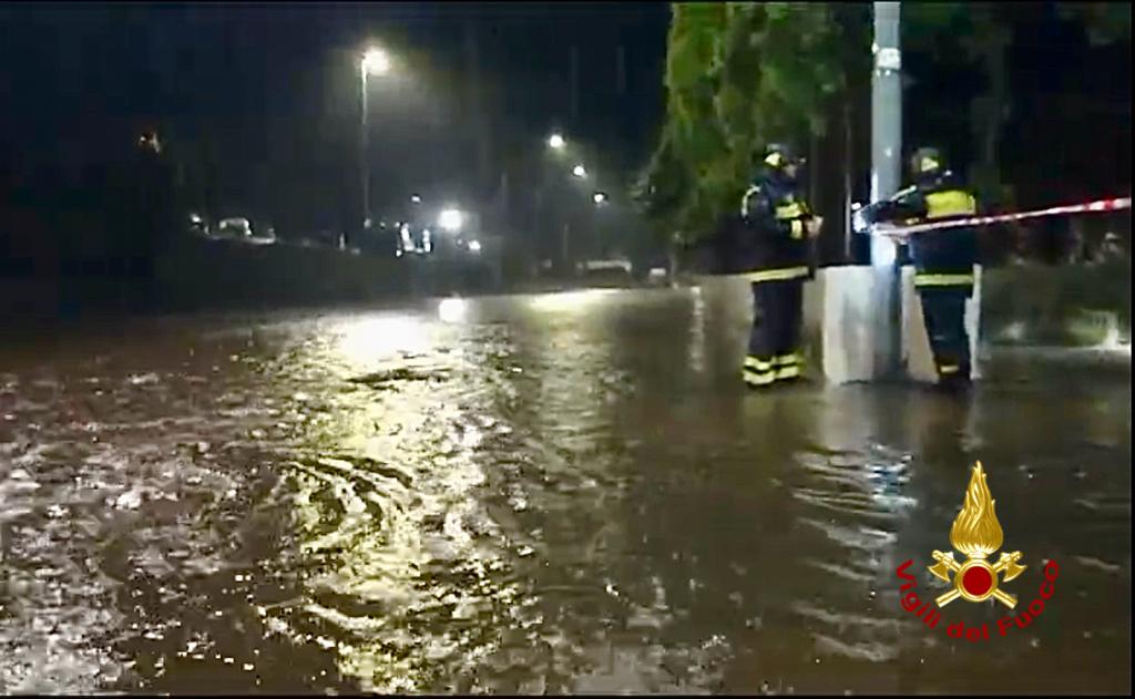 FOTO | Maltempo nel Catanese, cittadini in panne: gli interventi dei Vigili del fuoco