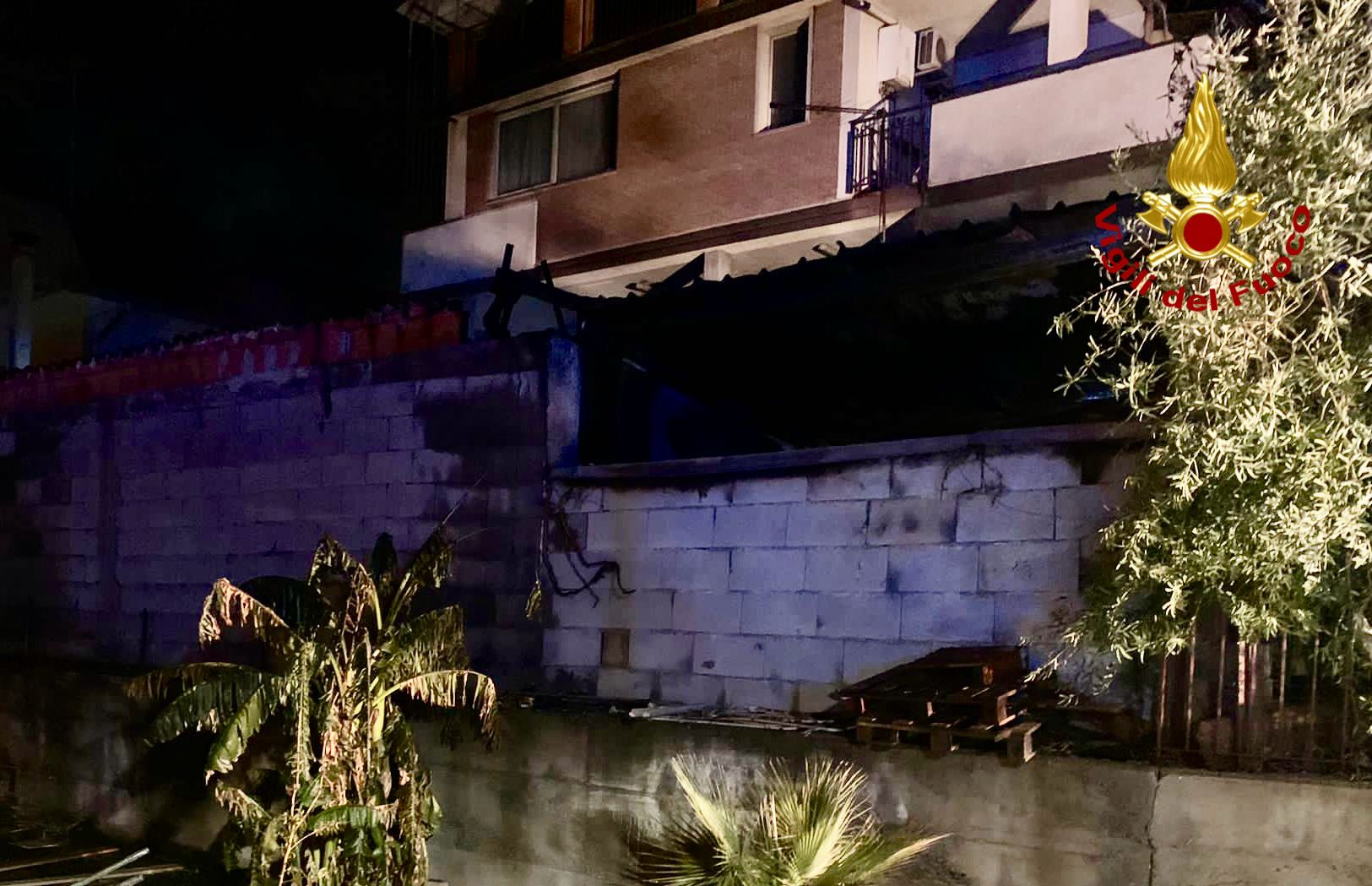 FOTO| Scoppia incendio in una villetta nella notte: momenti di paura nel Catanese