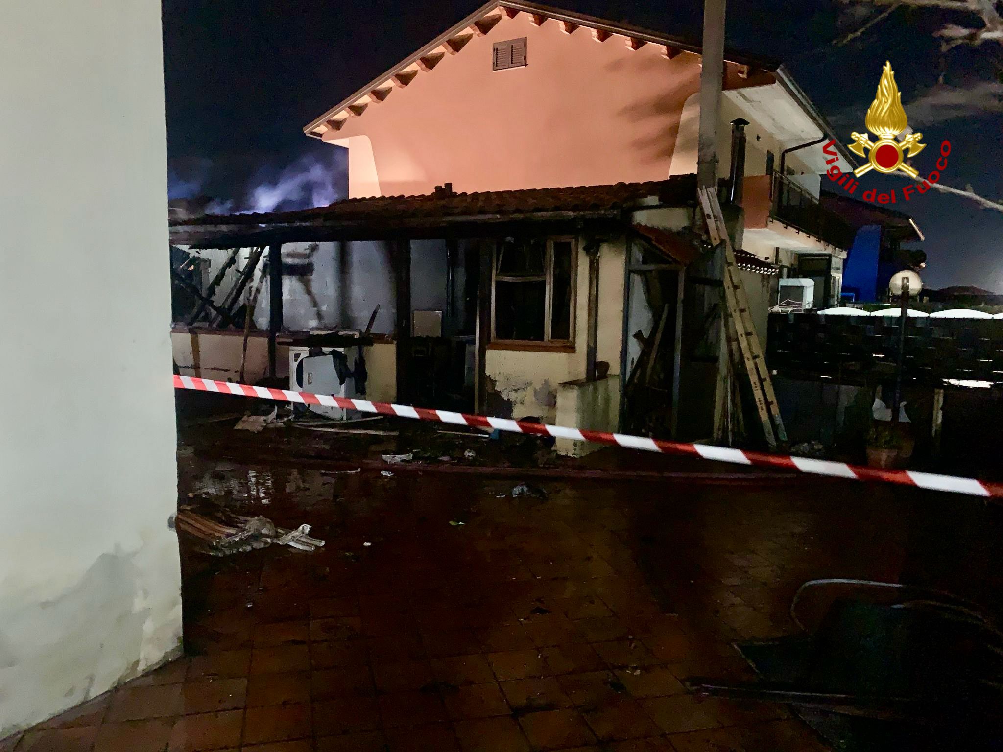 FOTO| Scoppia incendio in una villetta nella notte: momenti di paura nel Catanese