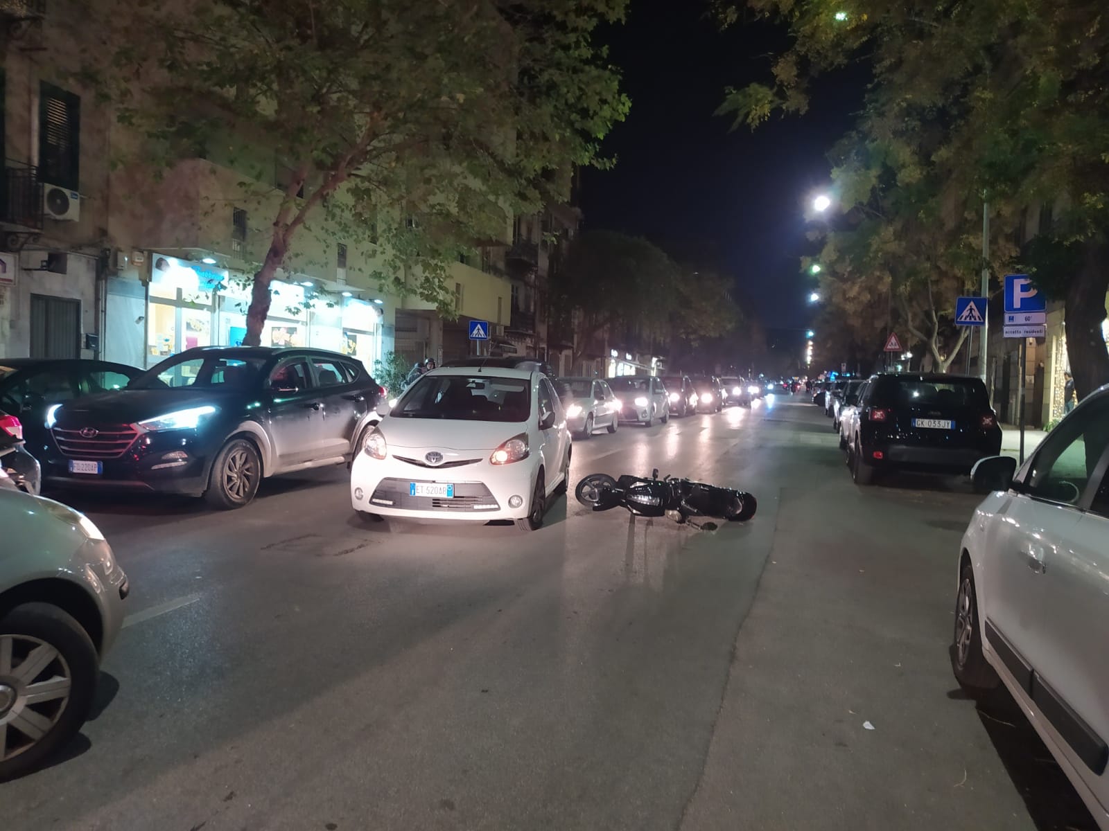 Palermo, incidente in Corso Calatafimi: ferita donna caduta con scooter, traffico rallentato