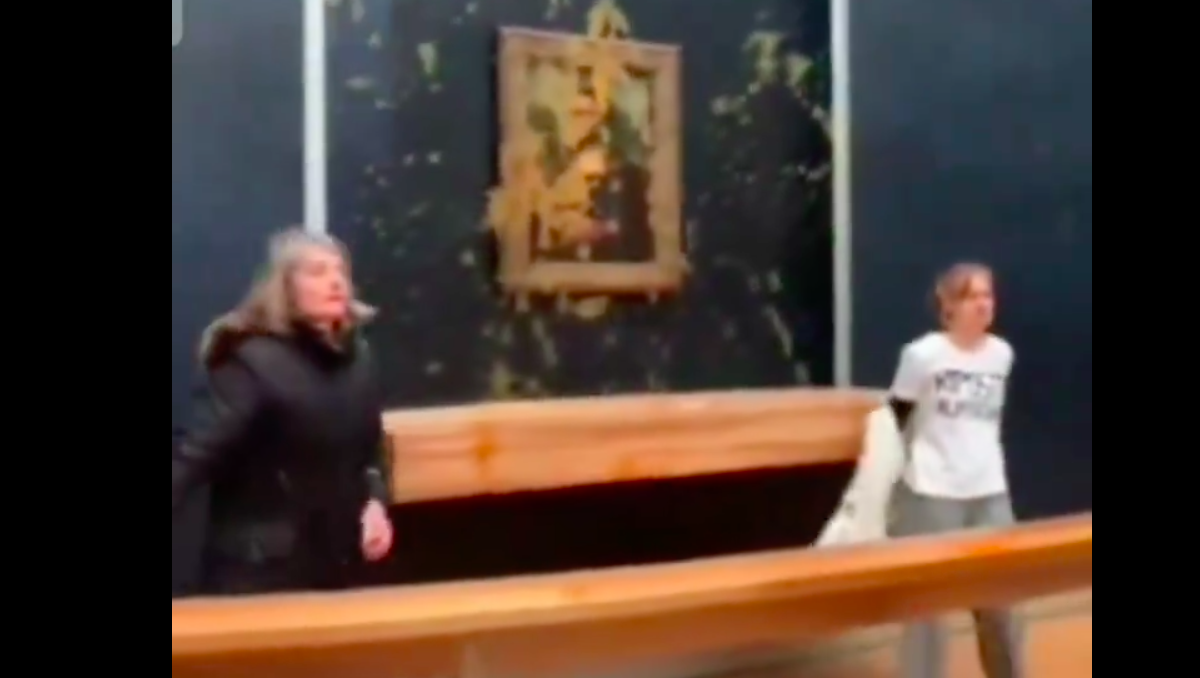 VIDEO | Attiviste versano la zuppa sulla Gioconda al Louvre: le immagini fanno il giro del mondo
