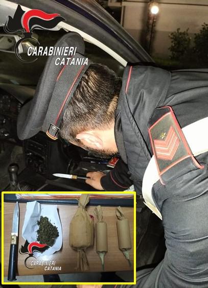 Acireale, anziana derubata della borsa: ritrovata assieme a petardi e coltello, 2 denunciati