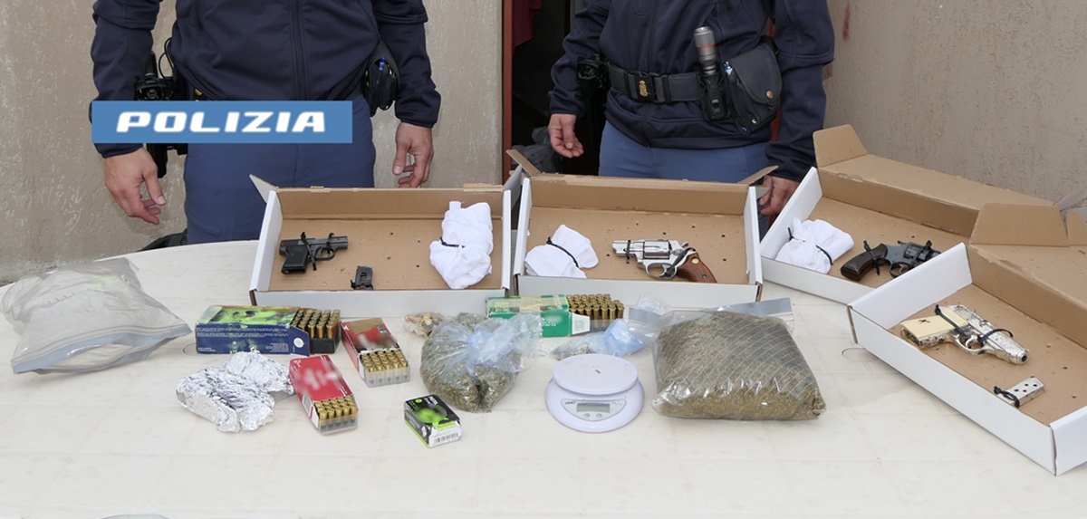 Catania, occultate armi e droga in un appartamento disabitato